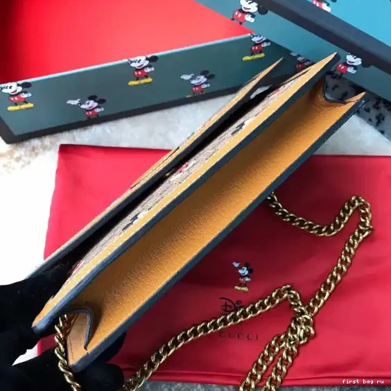 First bag ru Chain GG Disney x Gucci Wallet 0523